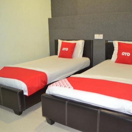 Oyo 89737 Hotel Tishoa Kampong Batu Tiga Eksteriør billede